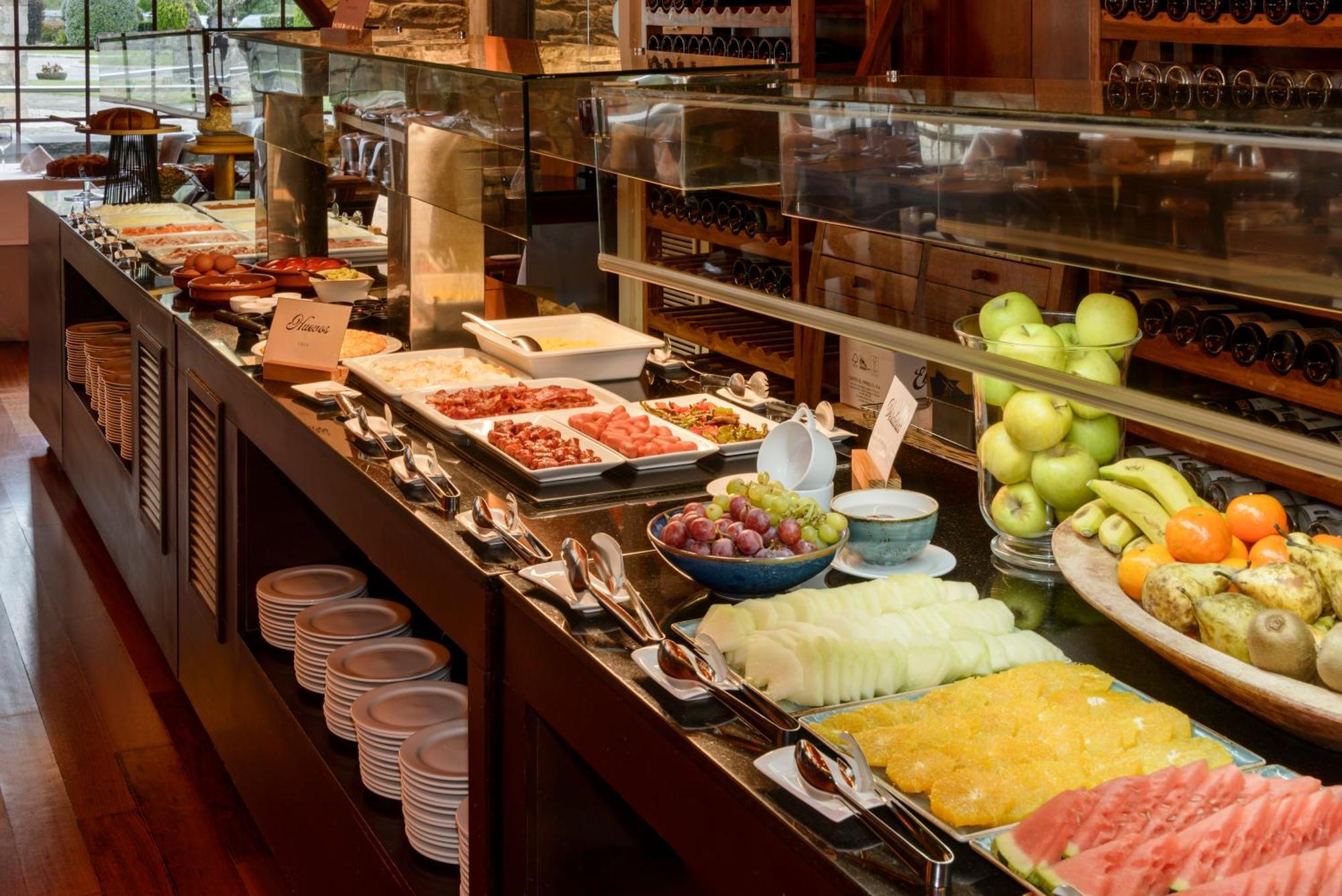 Hotel & Spa Monasterio De Boltaña Εξωτερικό φωτογραφία A buffet at a hotel