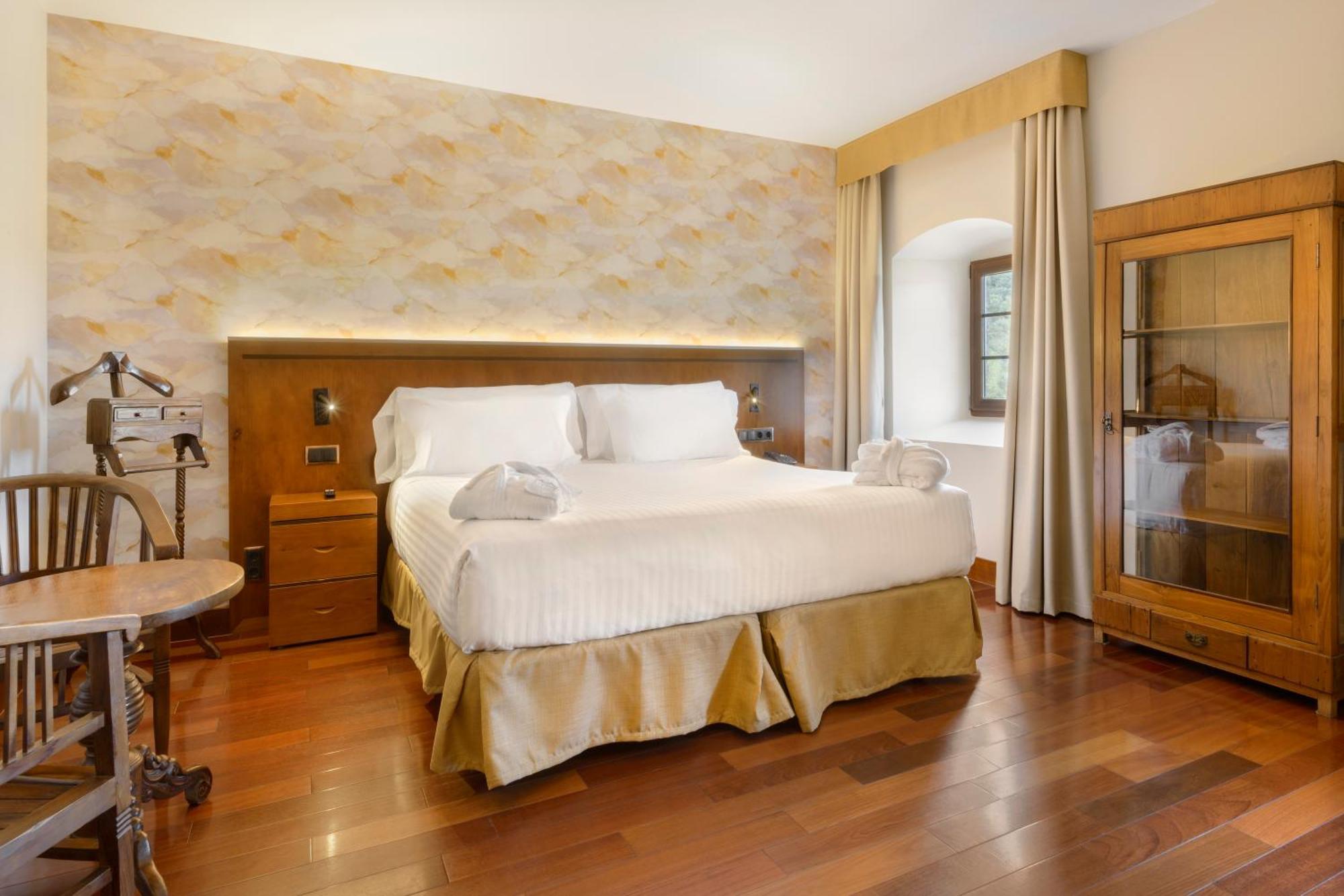 Hotel & Spa Monasterio De Boltaña Εξωτερικό φωτογραφία A room at the hotel