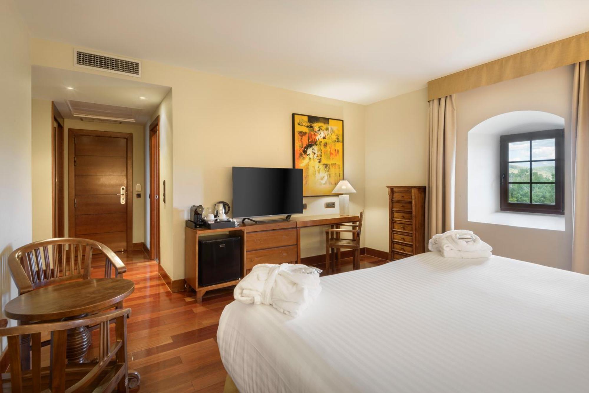 Hotel & Spa Monasterio De Boltaña Εξωτερικό φωτογραφία A room at the hotel