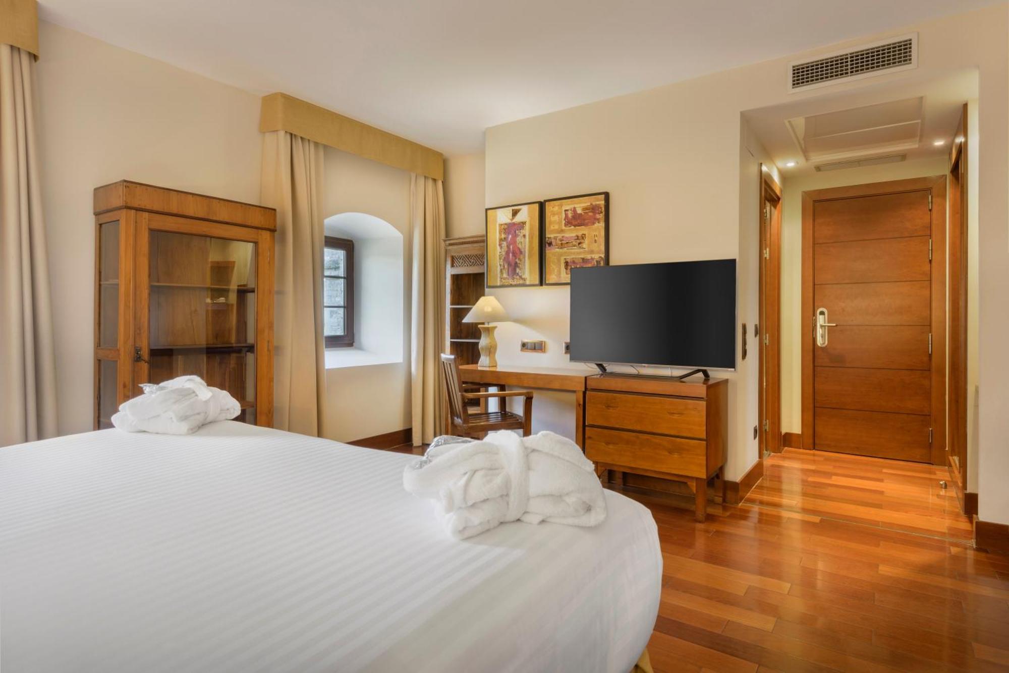Hotel & Spa Monasterio De Boltaña Εξωτερικό φωτογραφία A room at the hotel
