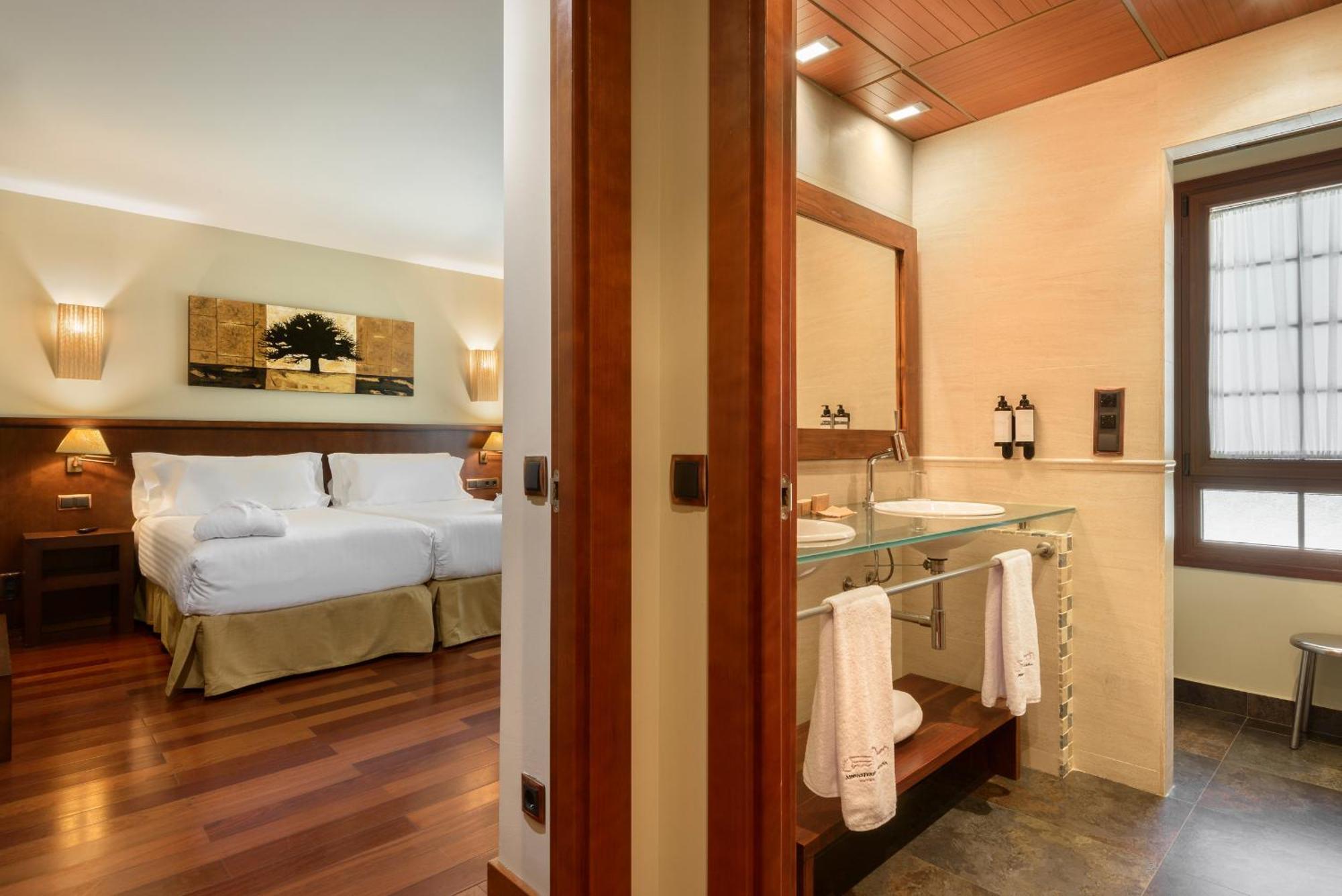 Hotel & Spa Monasterio De Boltaña Εξωτερικό φωτογραφία A room at Hotel Hesperia Madrid