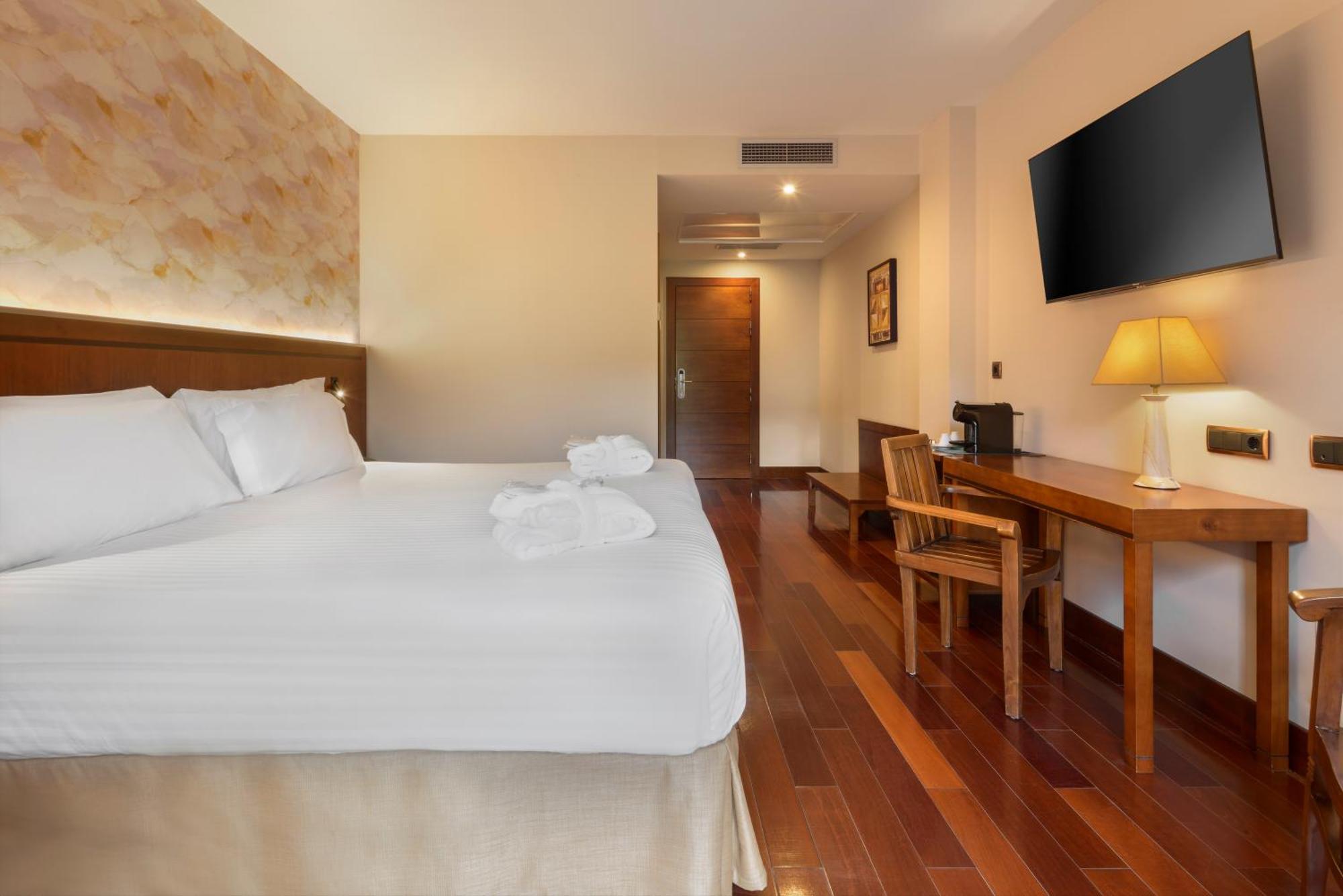 Hotel & Spa Monasterio De Boltaña Εξωτερικό φωτογραφία A room at the hotel